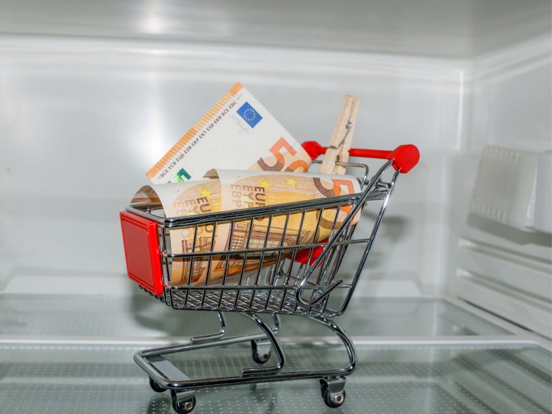 Lifehack: Darum solltest du einen Geldschein in die Kühlschranktür stecken