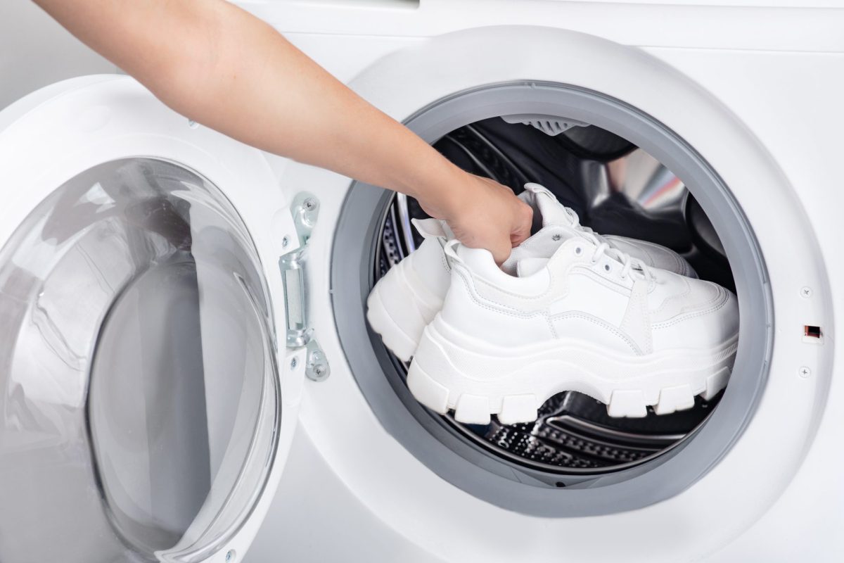 Schuhe in die Waschmaschine: Geht das mit weißen Sneakern?