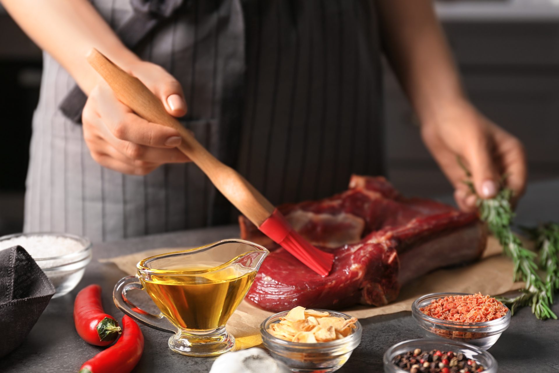 Grillfleisch Marinade: Diese Zutat macht das Fleisch noch zarter - wmn.de