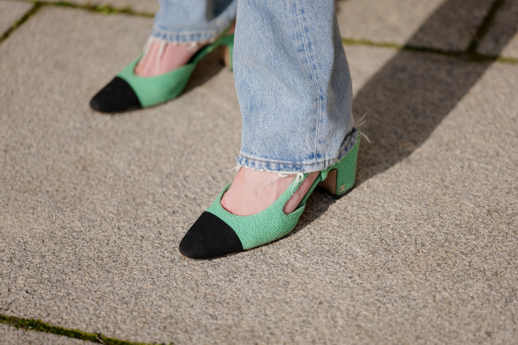 grüne Schuhe mit Jeans