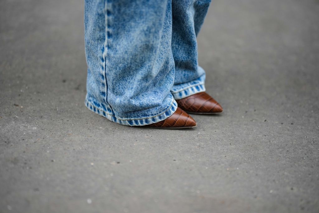 braune Schuhe mit Jeans