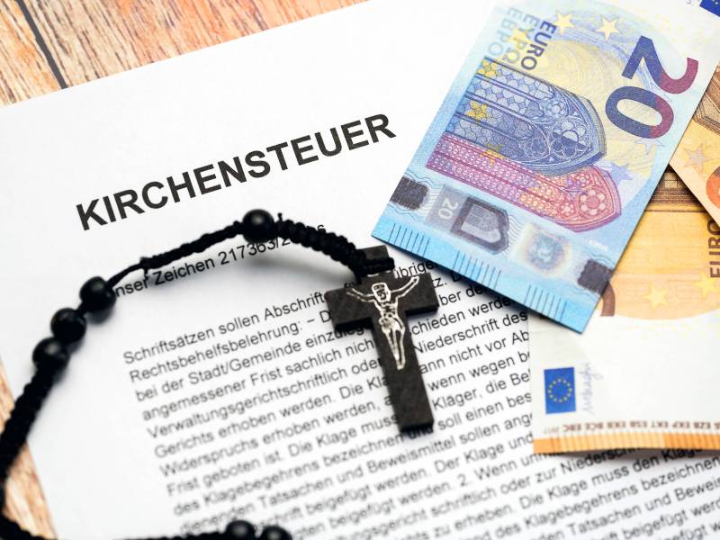 Geld und ein Dokument mit der Aufschrift 