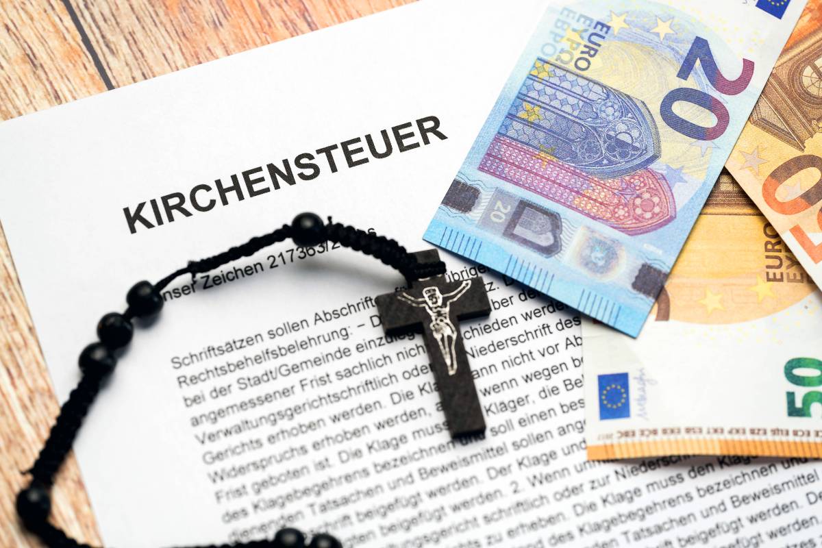 Geld und ein Dokument mit der Aufschrift 