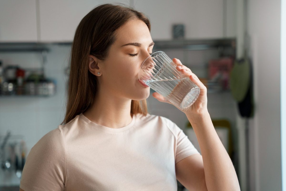 Frau Wasser trinken