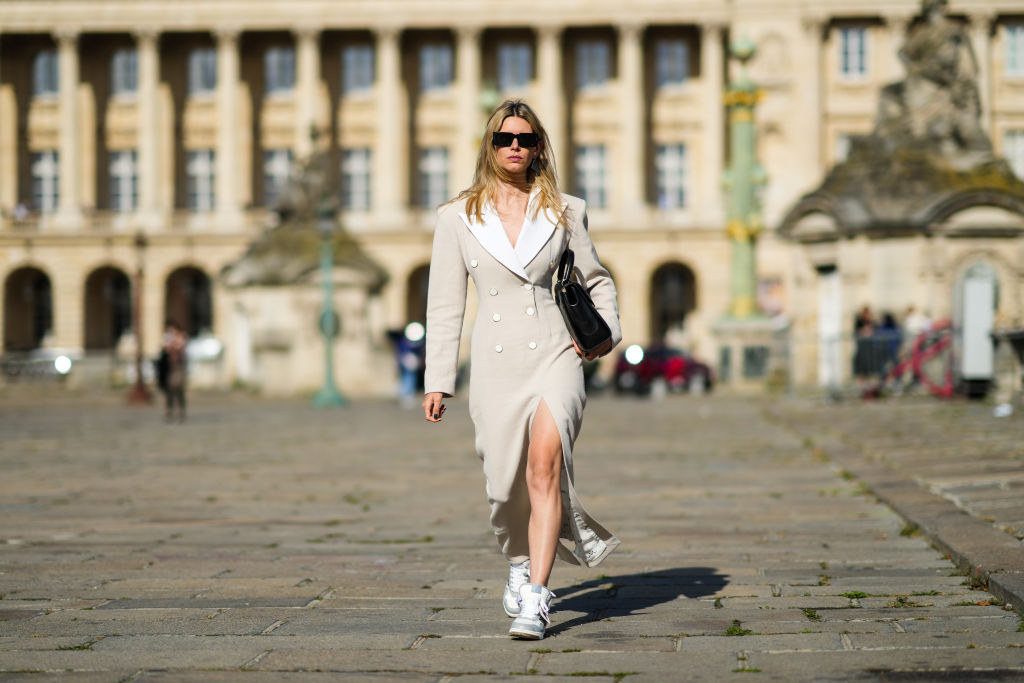 Frau kombiniert Sneaker schick