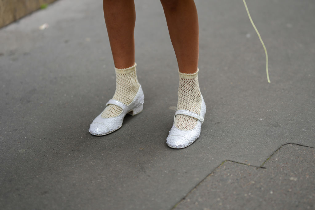 Weiße Sandalen mit Socken