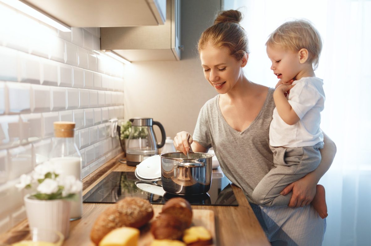 Frau Brei kochen Baby