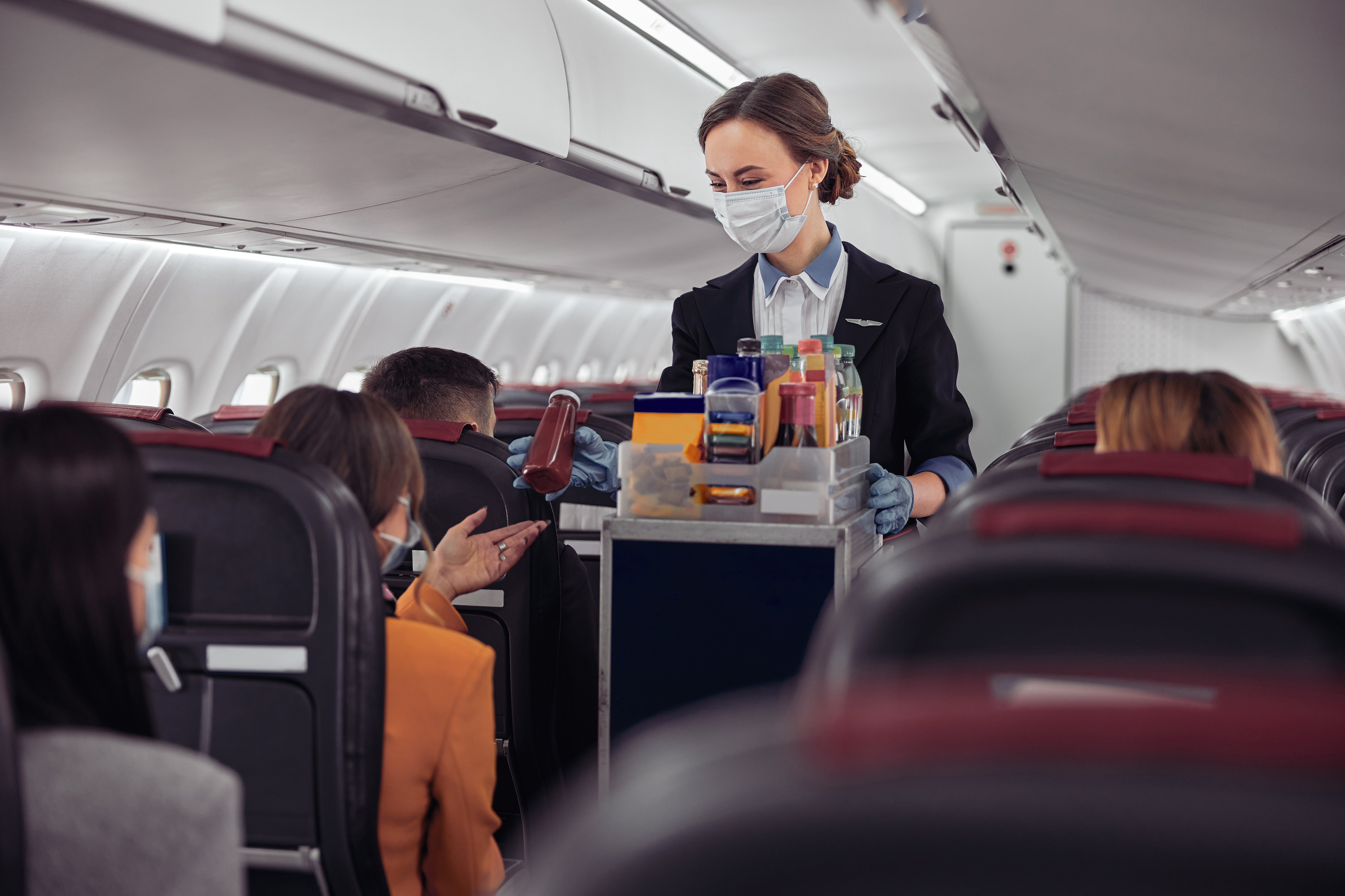 8 Dinge, die du im Flugzeug kostenlos bekommst - wmn