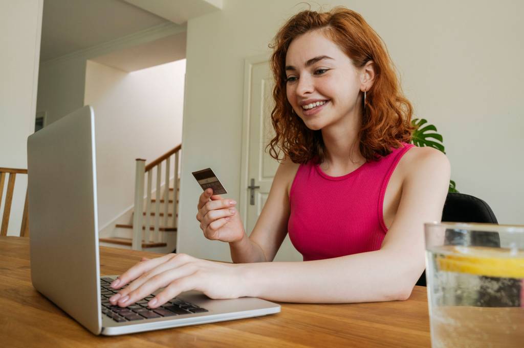 Frau Laptop Bankkarte