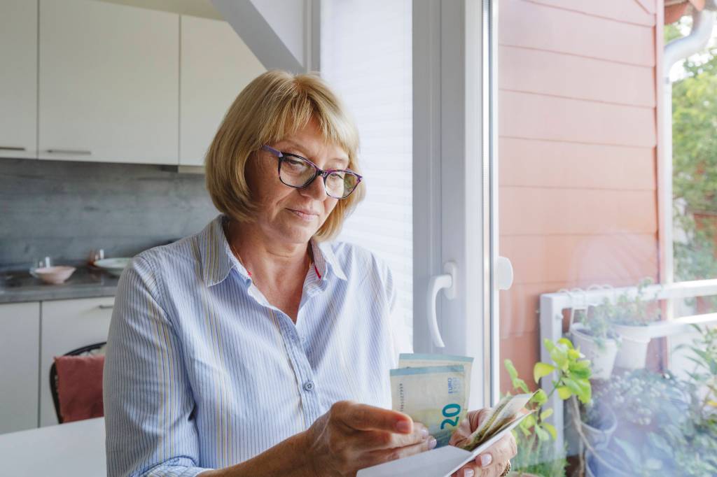 Frau Rente Geld sparen