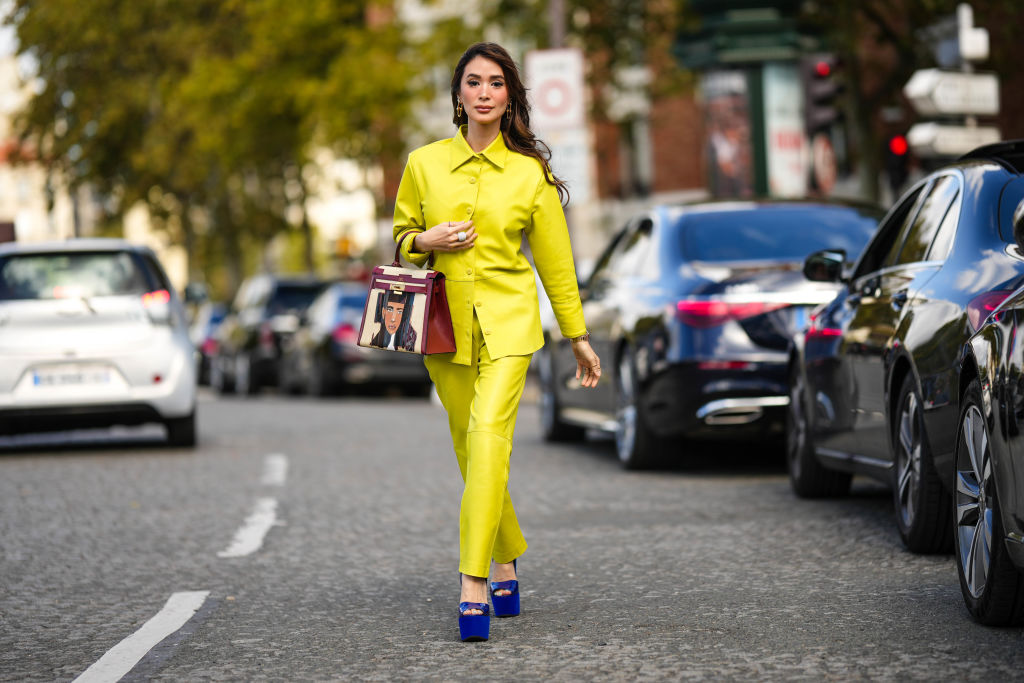 Frau mit gelbem Outfit