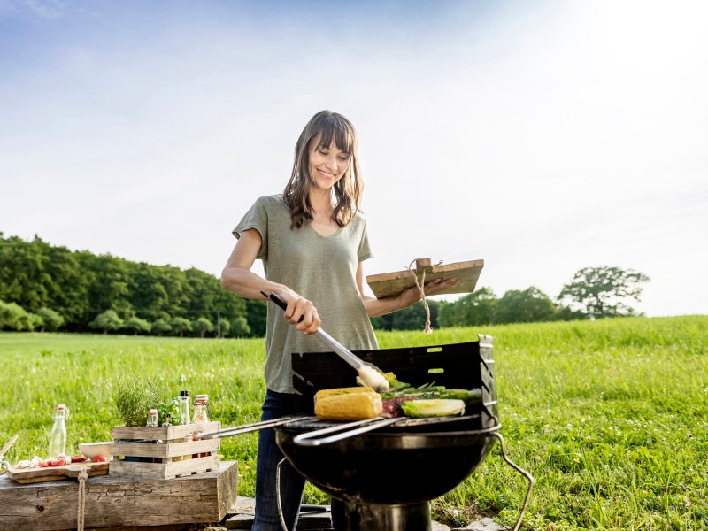 frau grillt auf einem feld