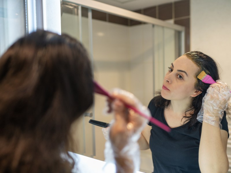 frau färbt haare zuhause