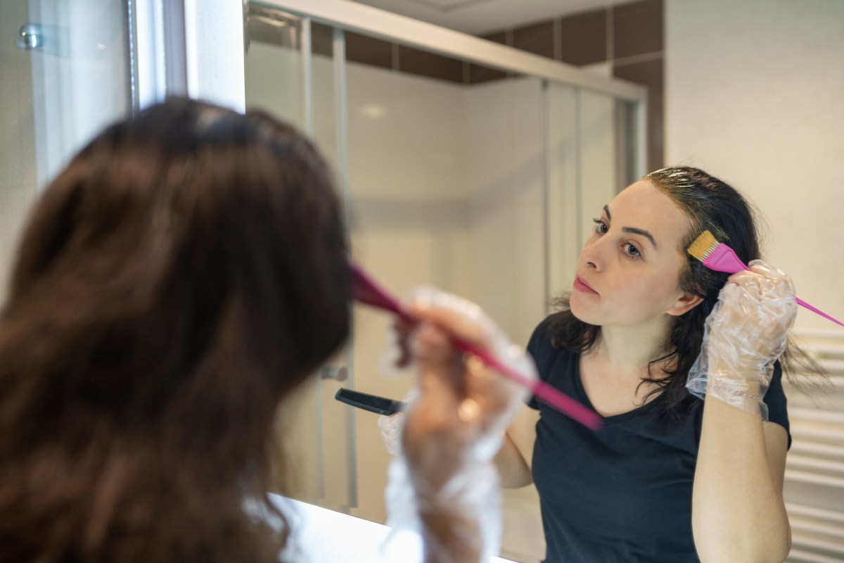 frau färbt haare zuhause