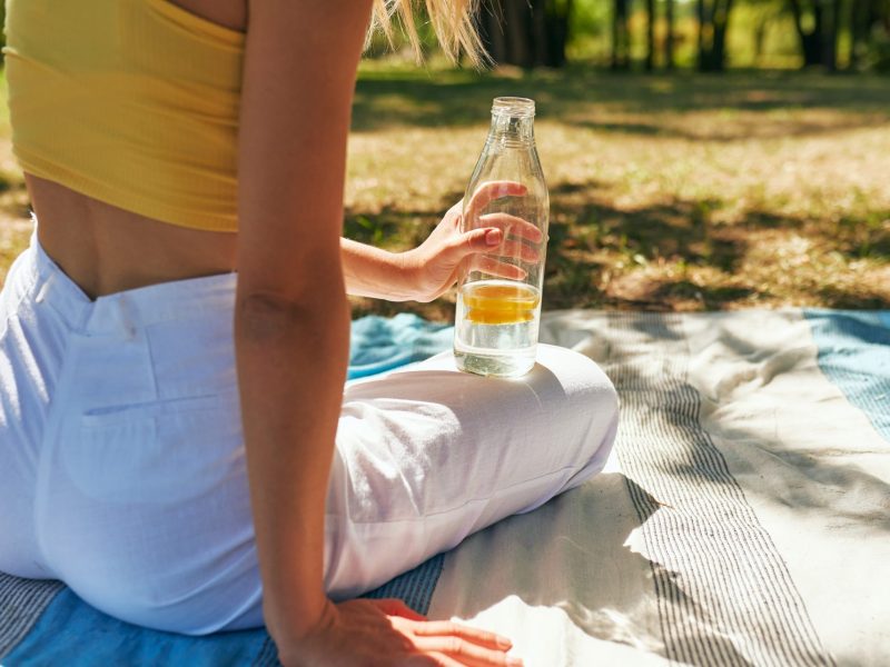 Zitronenwasser trinken