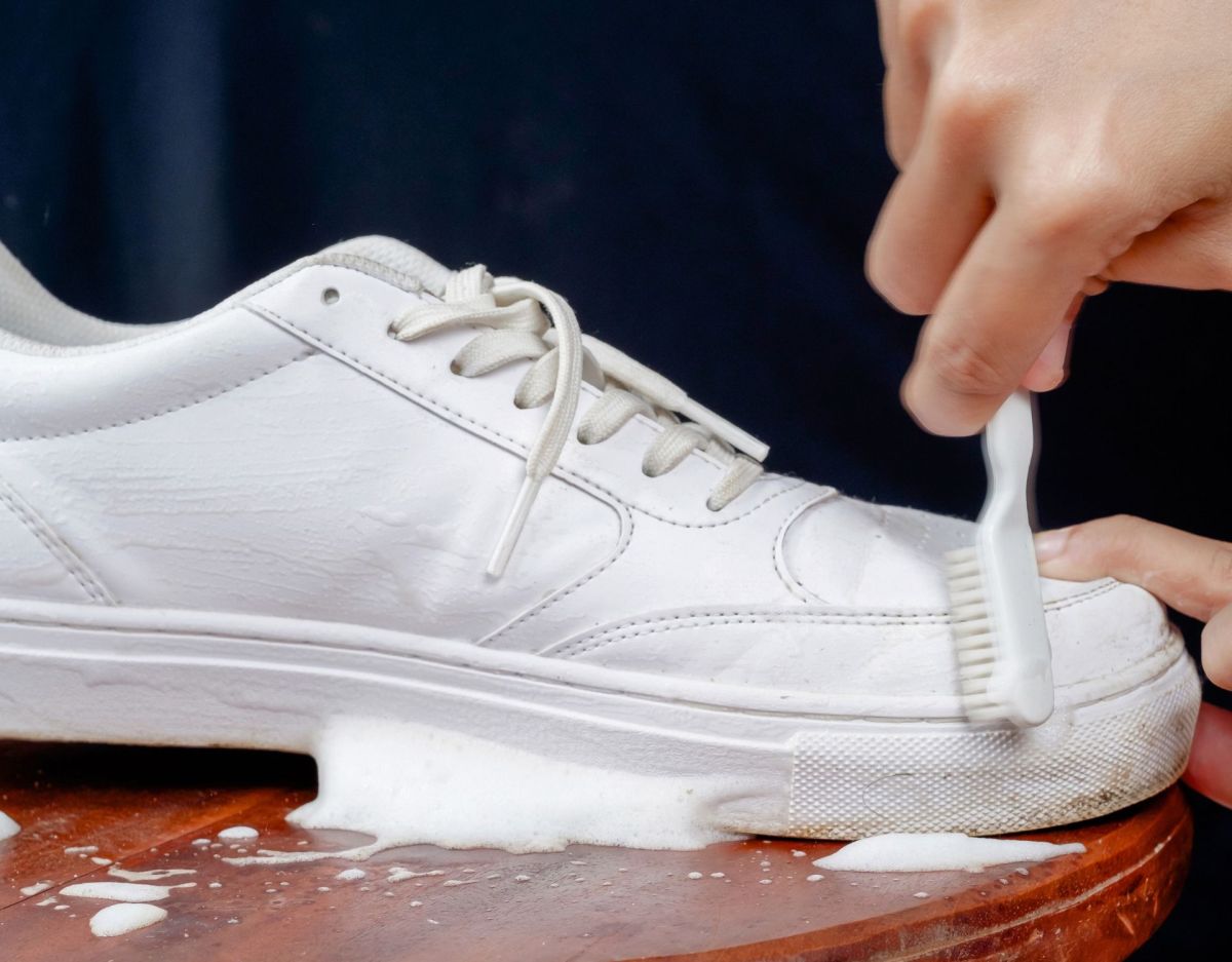 weiße Ledersneaker reinigen