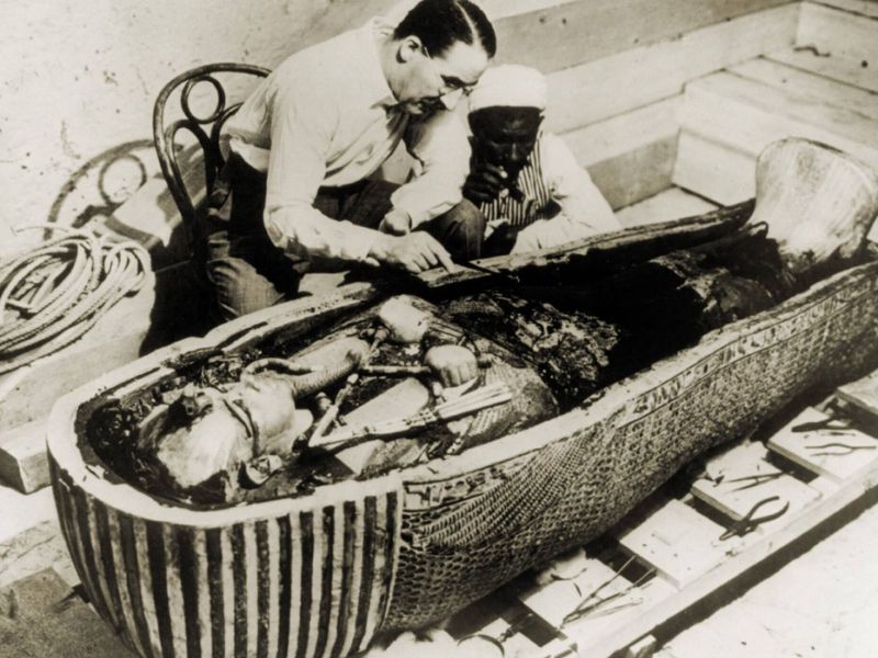 Mumie: Howard Carter (1873-1939), der neben dem Sarg von König Tutanchamun sitzt