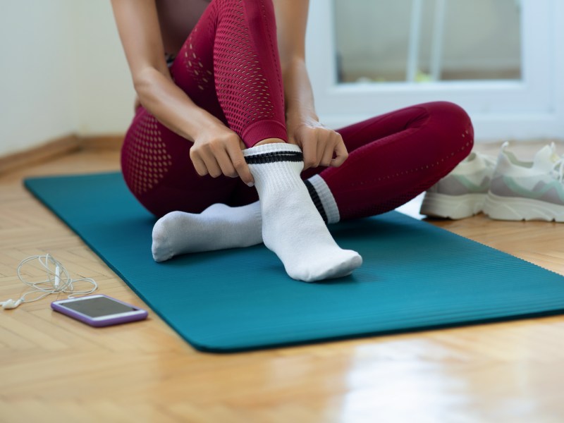 frau zieht socken hoch