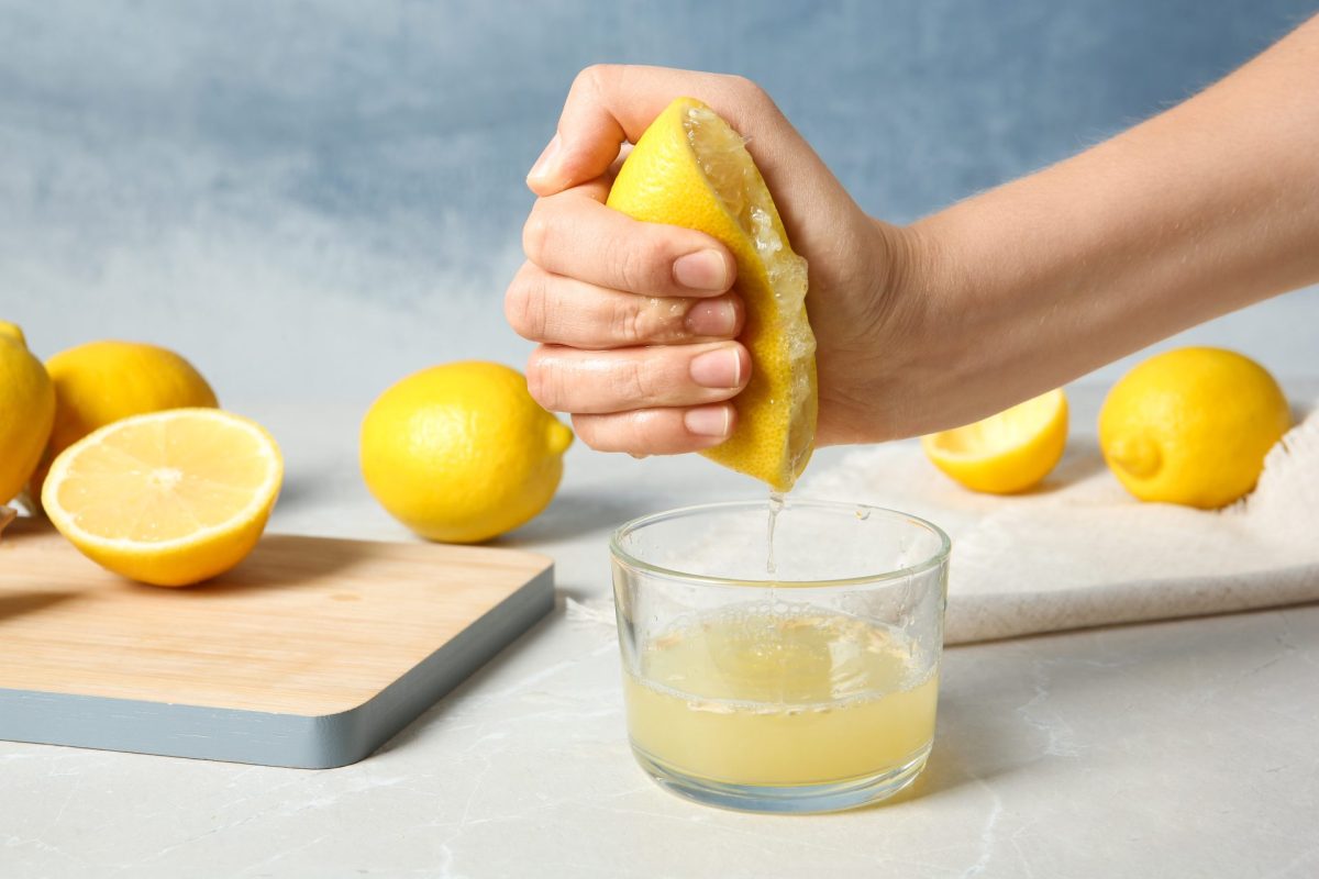 Zitrone auspressen