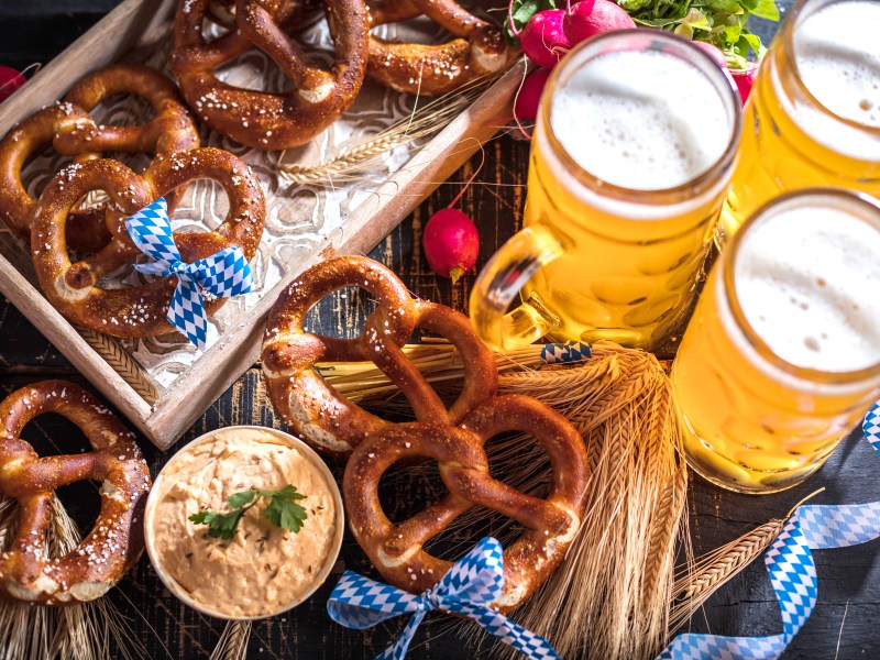 Obazda gehoert zur Brotzeit in Bayern