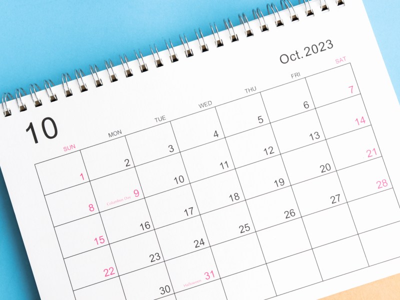 Ein Kalender liegt offen. Es ist der Monat Oktober zu sehen.