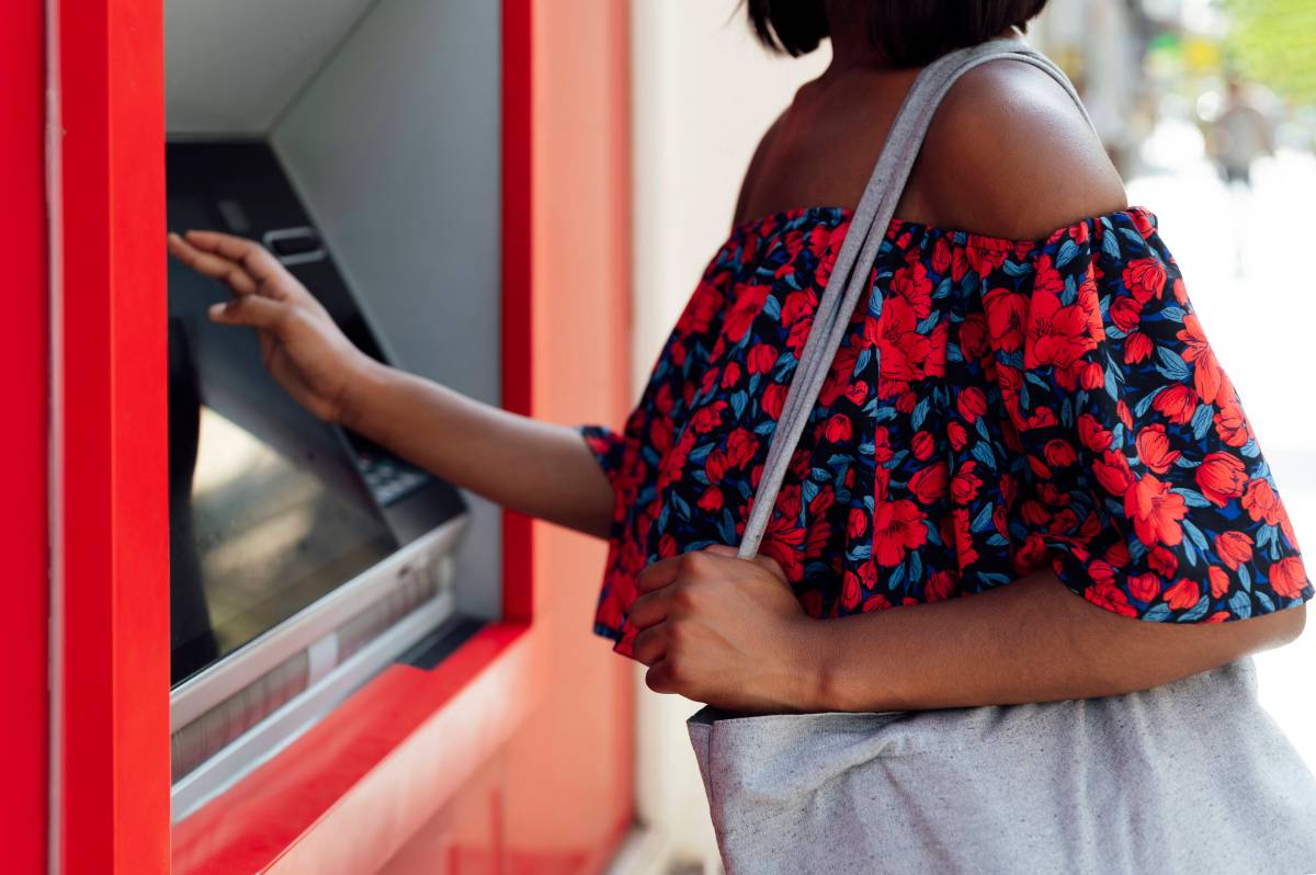 Frau bankautomat