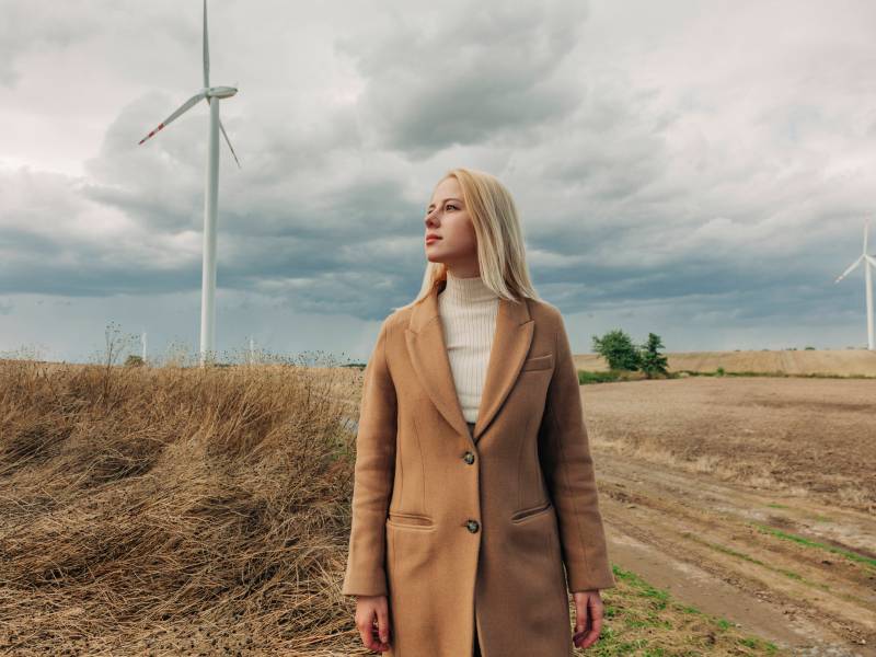 Frau erneuerbare Energien
