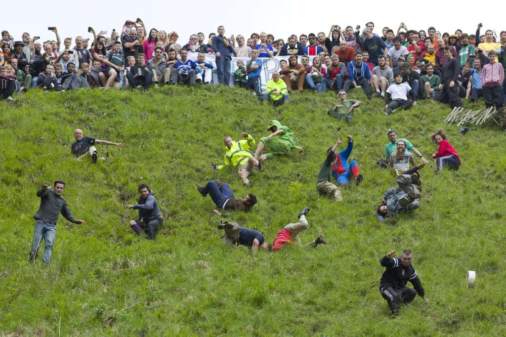 Kurioser Feiertag in England: Cooper’s Hill Cheese-Rolling and Wake