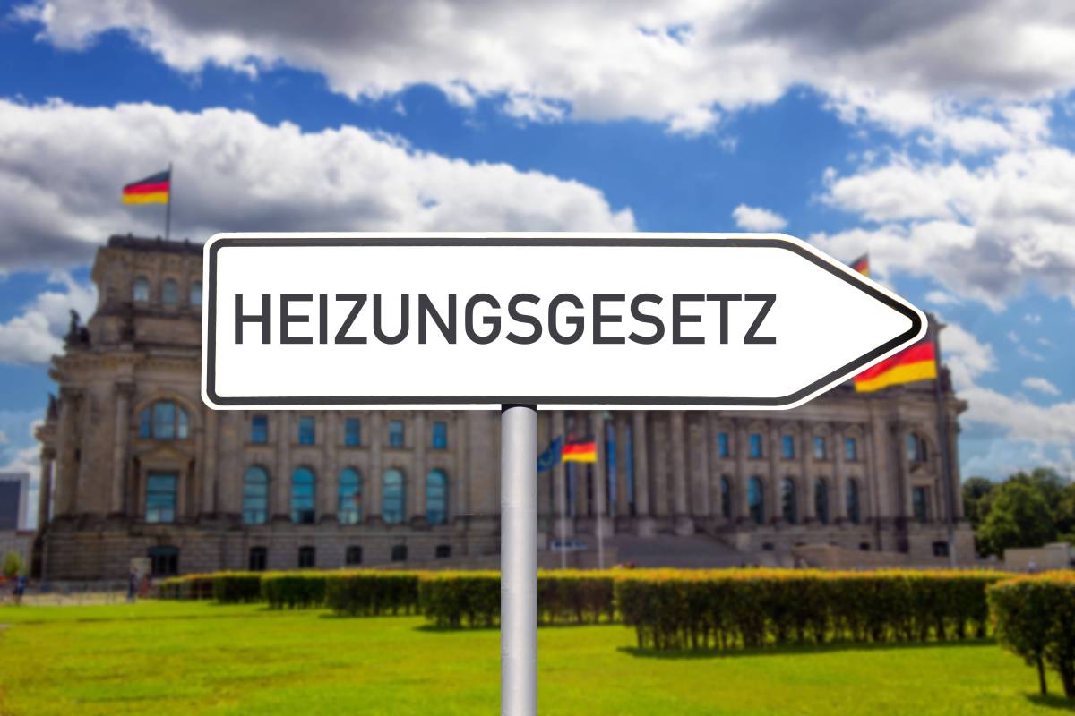 Ein Schild mit der Aufschrift "Heizungsgesetz" steht vor dem Bundestagsgebäude.
