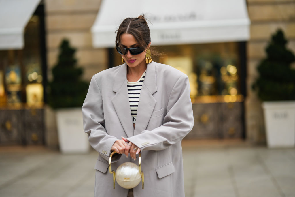 Frau mit Oversize-Blazer