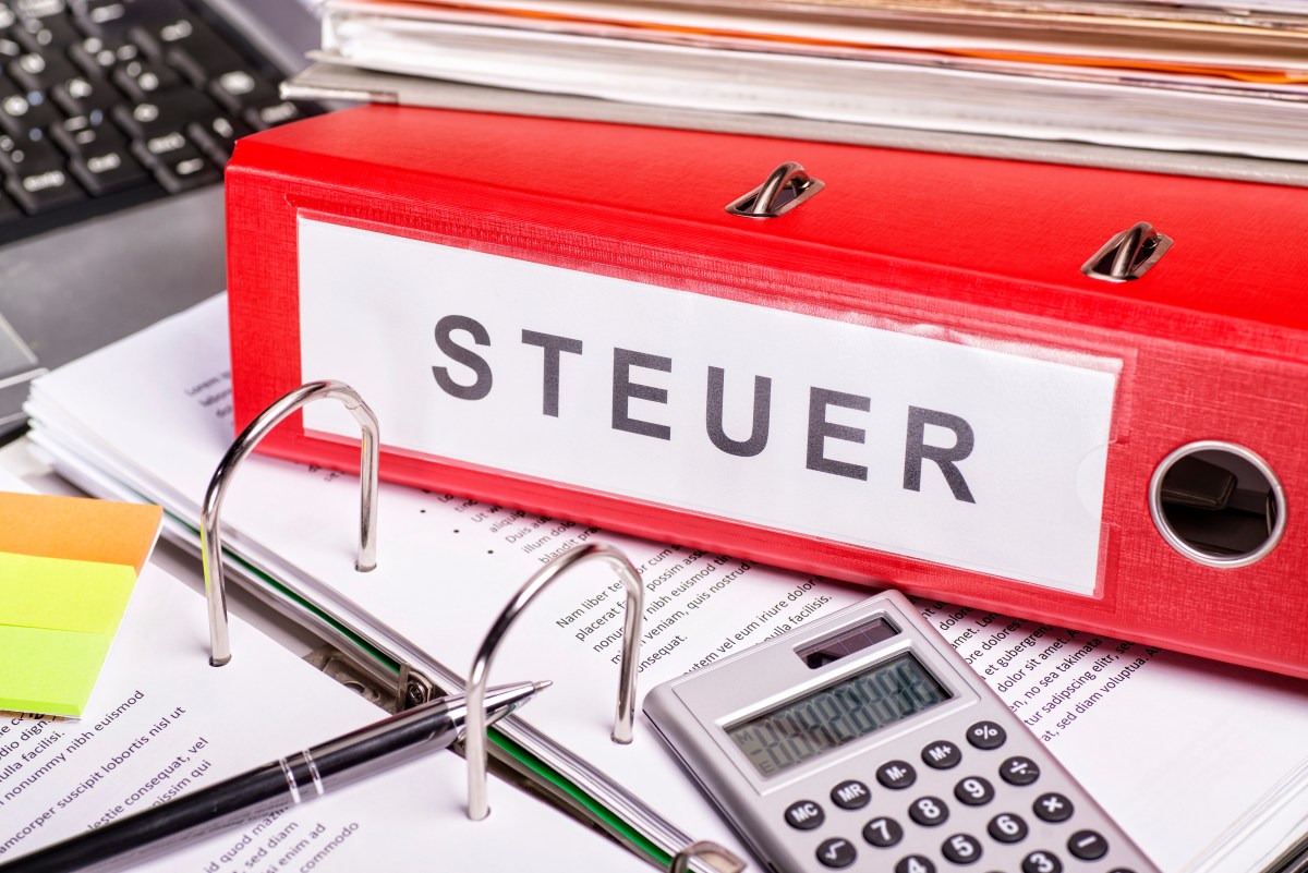 Auf einem roten Ordner steht die Aufschrift 