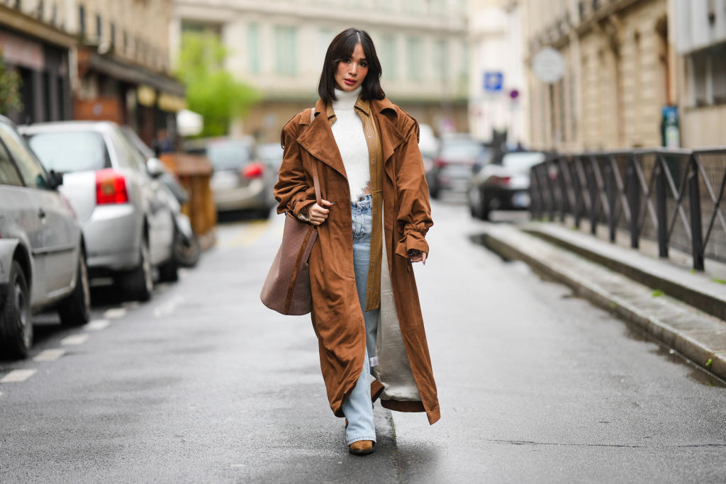 Oversize Trenchcoat mit Jeans