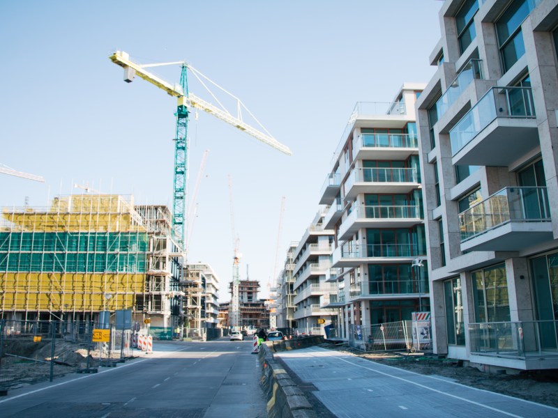 Eine Baustelle eines Gebäudekomplexes.