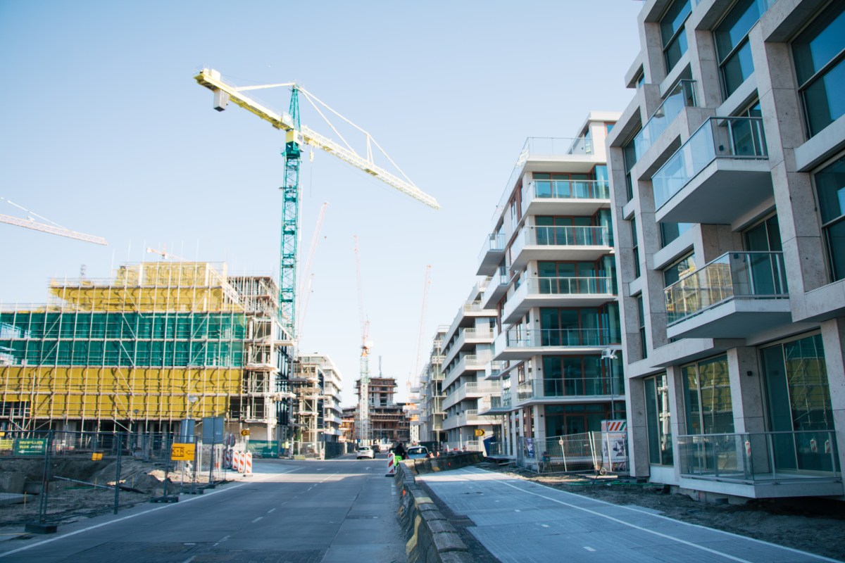 Eine Baustelle eines Gebäudekomplexes.