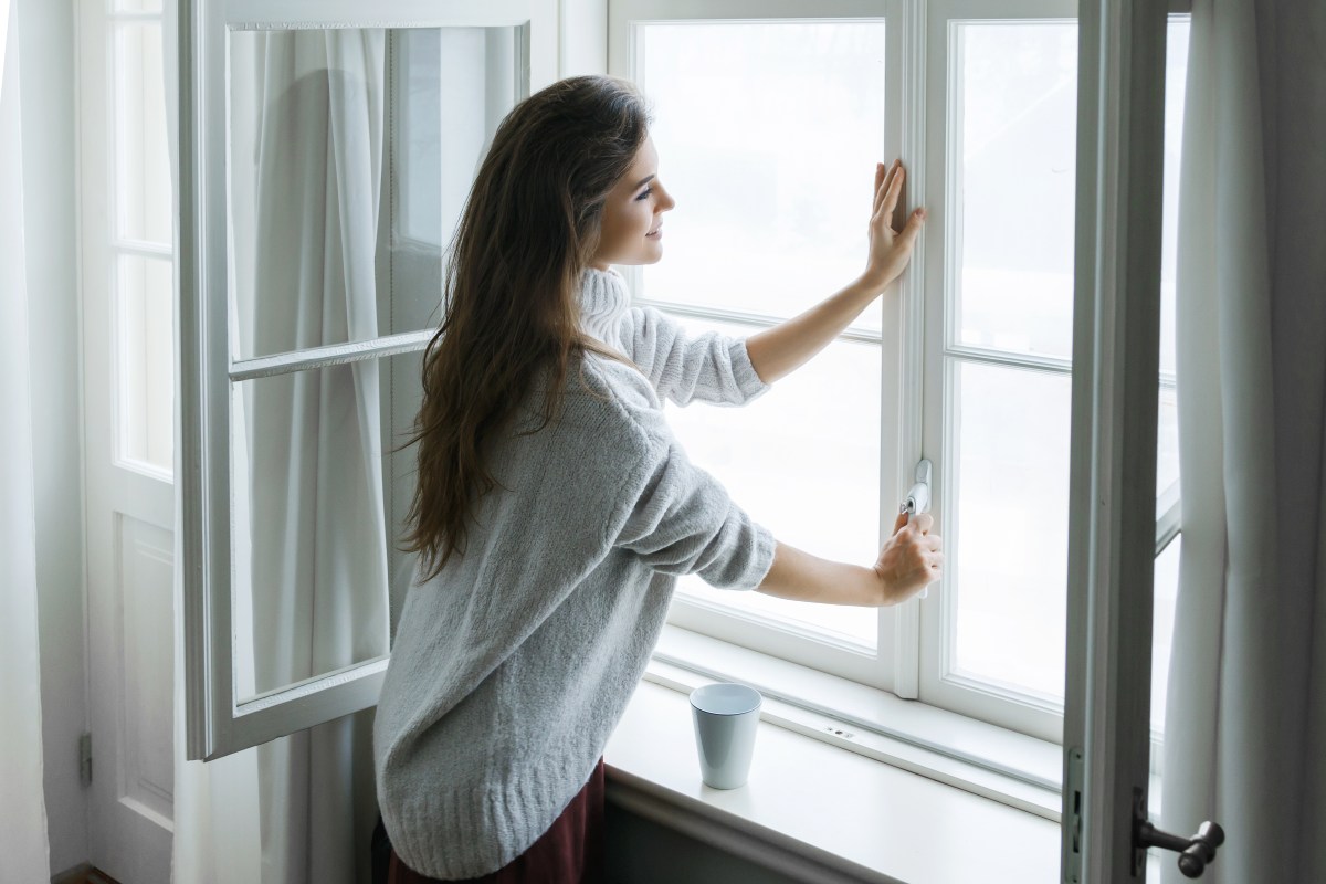 Kuschelig warm, anstatt eiskalter Zugluft: Jetzt ist wieder Zeit, seine Fenster zu überprüfen und bei Bedarf neu zu isolieren. Diesen Trick kennst du bestimmt noch nicht.