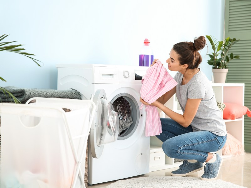 Hast deine Wäsche auch schonmal noch fleckig oder müffelnd aus der Waschmaschine geholt? Zeit, einmal diese 5 preiswerten Hausmittel zu probieren, die für wirklich saubere und duftende Wäsche sorgen.