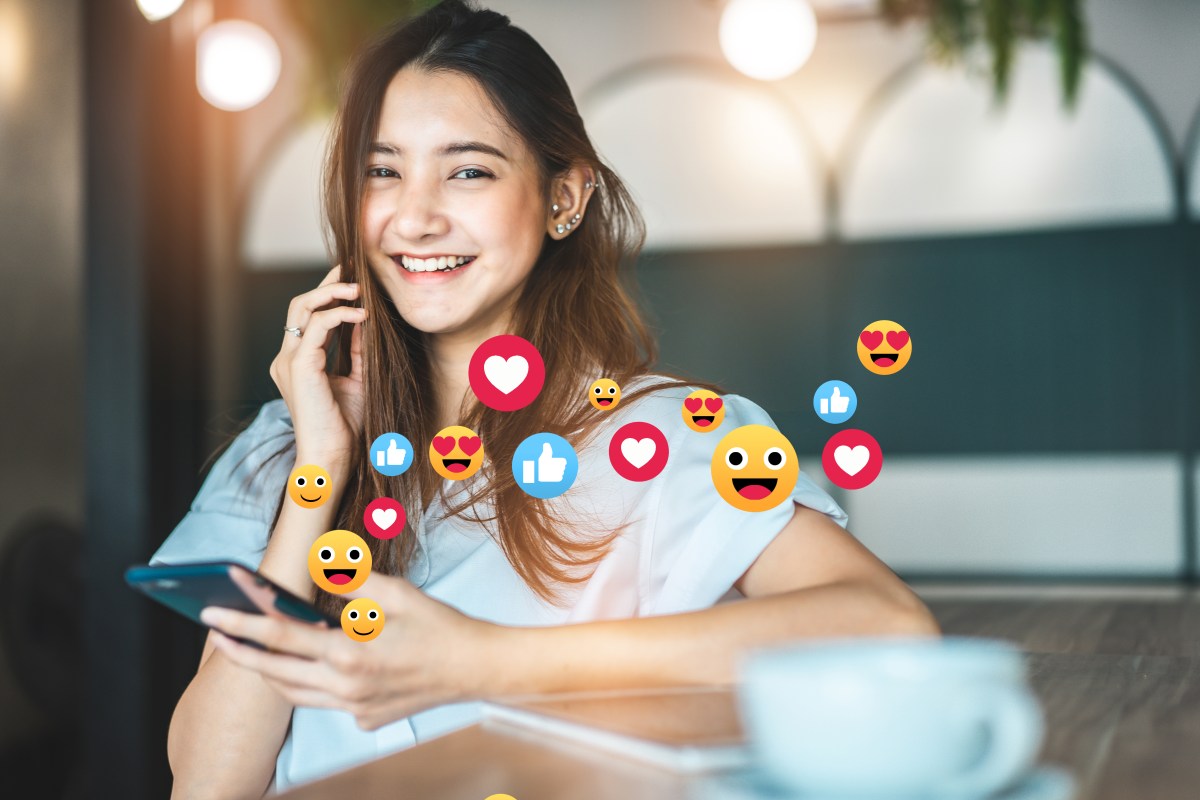 Frau mit Handy: Emoji Auswahl verrät viel über deinen Charakter