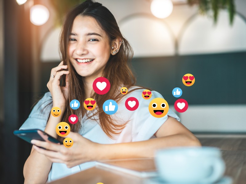 Frau mit Handy: Emoji Auswahl verrät viel über deinen Charakter