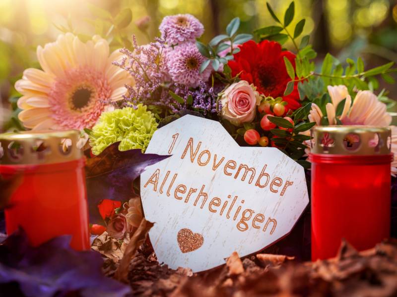 Ein Grab mit einem Herz mit der Aufschrift "1. November Allerheiligen.