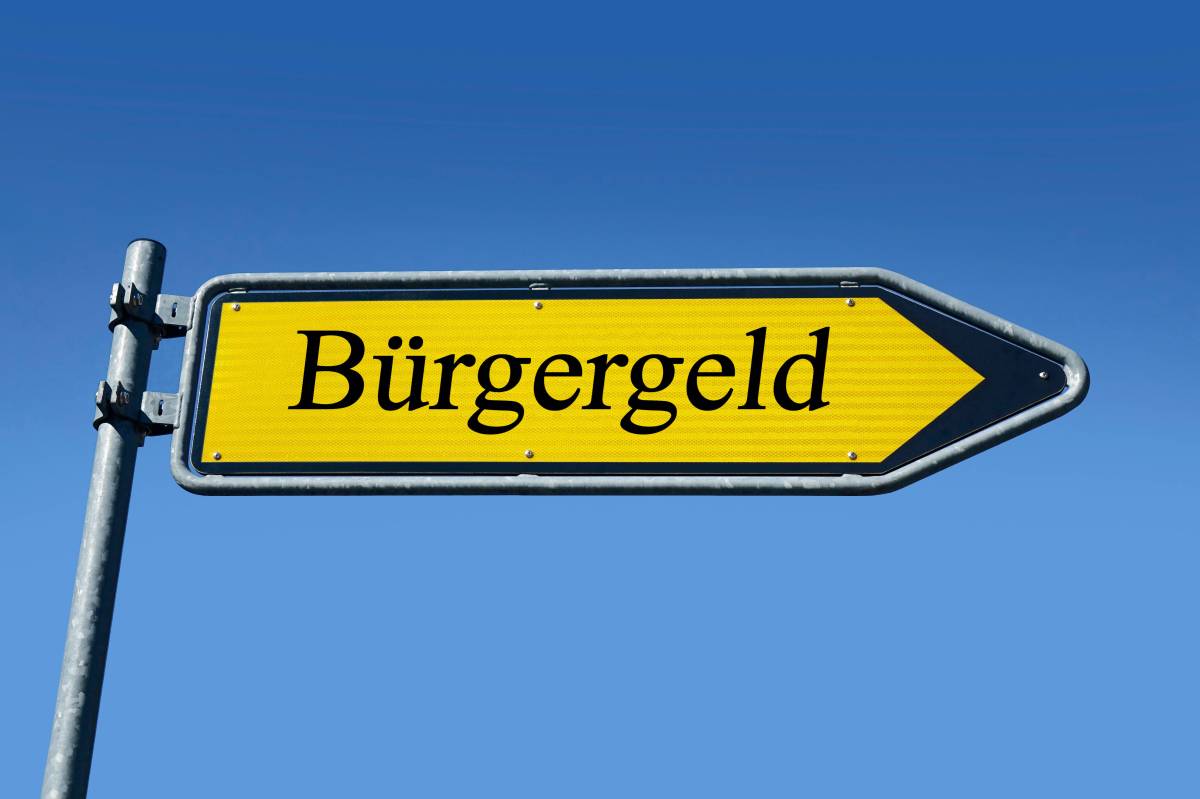 Ein gelbes Schild mit der Aufschrift 