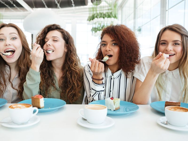 Vier Frauen essen Kuchen: Persönlichkeitstest Kuchenwahl