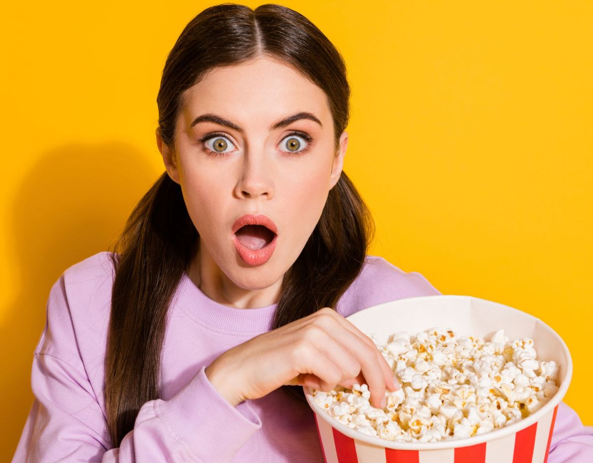 Lieblingsserie Persönlichkeitstest: Frau isst Popcorn und schaut einen Film