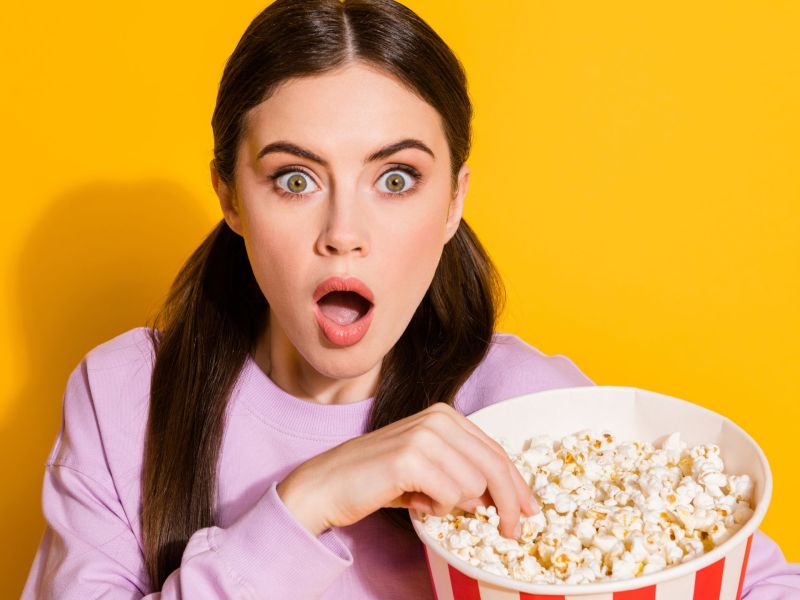 Lieblingsserie Persönlichkeitstest: Frau isst Popcorn und schaut einen Film