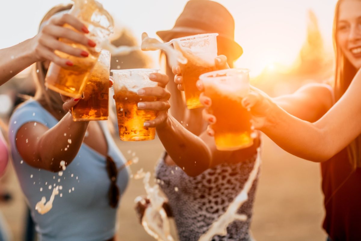 Freundinnen Bier trinken