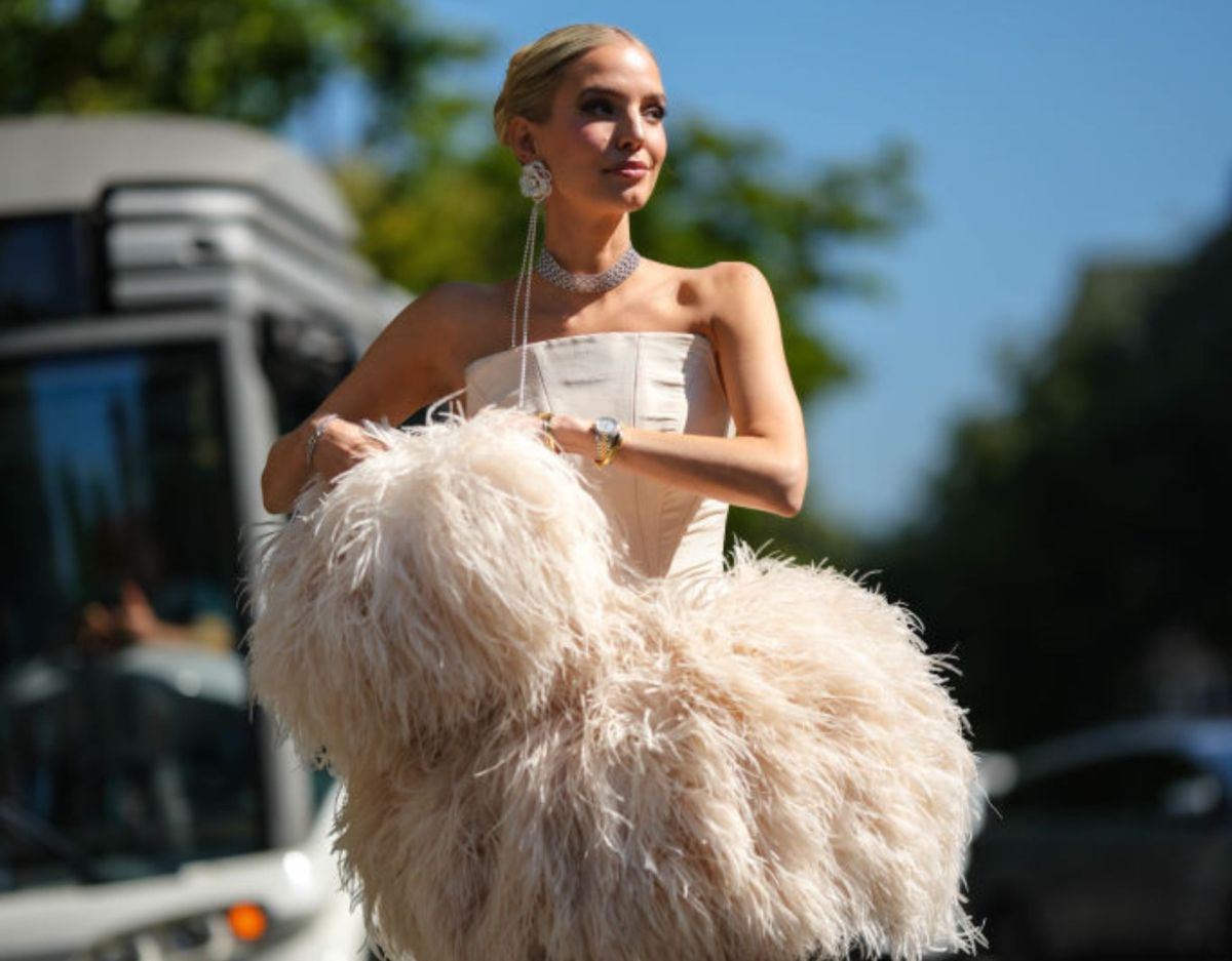 Leonie Hanne mit Feder-Kleid