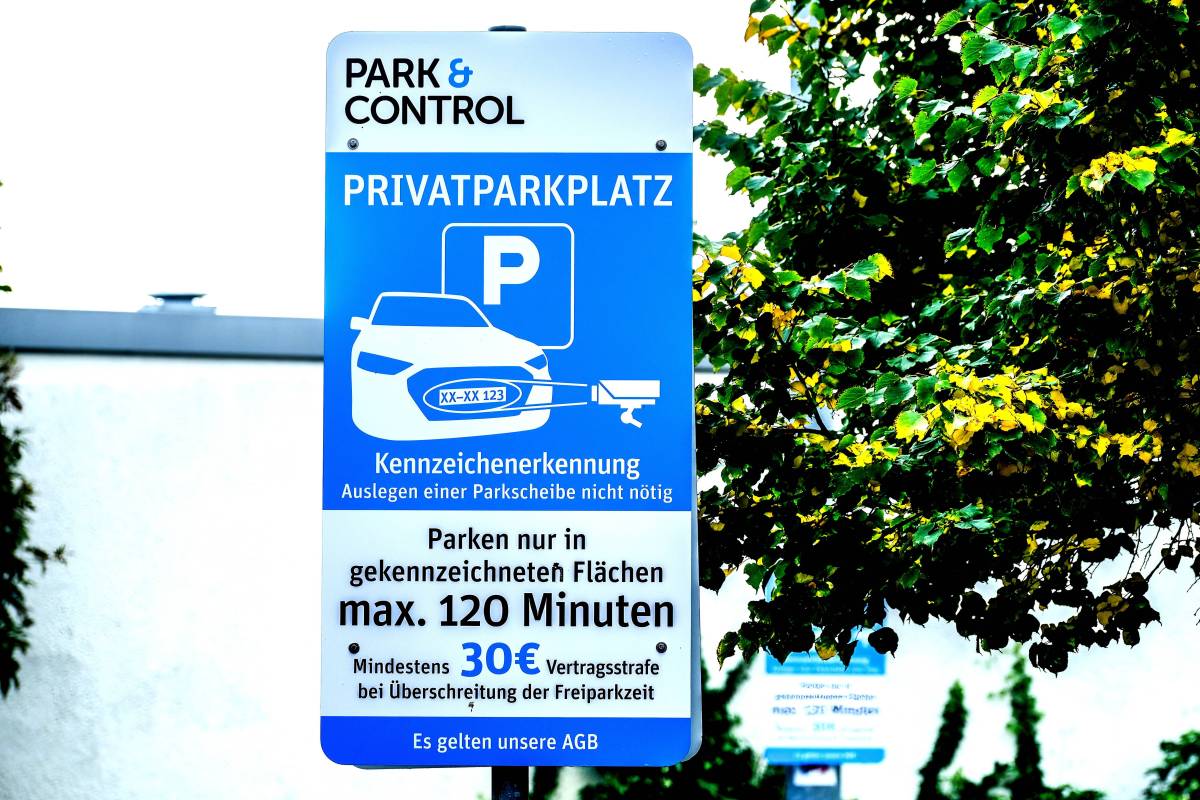 Hinweisschild zur Parkdauer bei einem Supermarkt-Parkplatz.