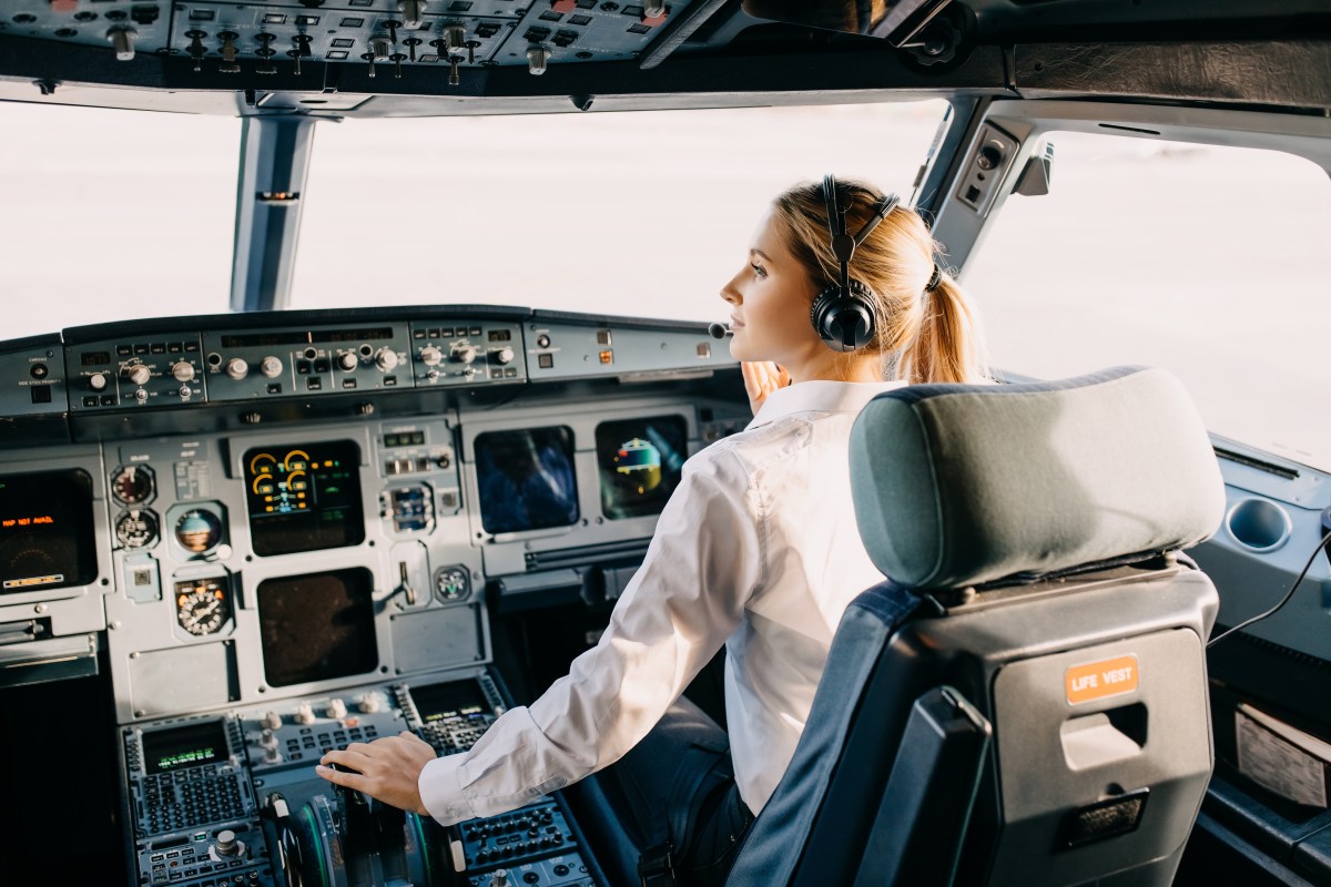 Pilotin im Cockpit