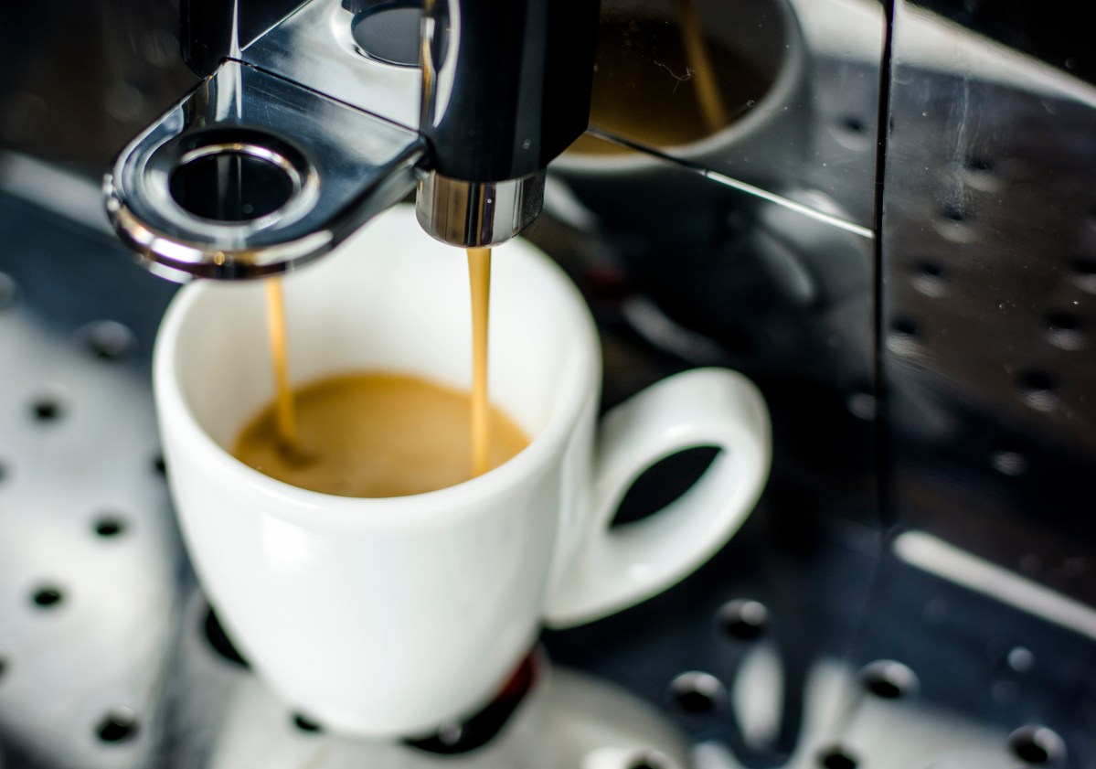 Ein perfekter Kaffee am frühen Morgen rettet dir den Tag? Dann solltest du diese Tricks kennen, um das Beste aus deiner Kaffeemaschine zu holen.