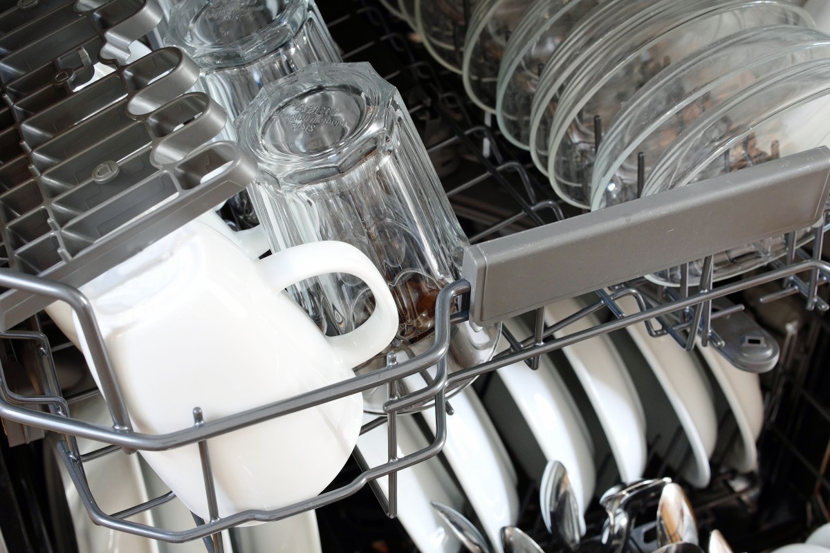 Dein Geschirr passt nicht in die Spülmaschine? Doch, bestimmt. Wenn du diesen einfachen Trick kennst.