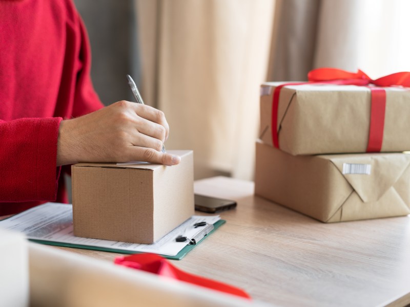 Wer Familie und Freunde zu Weihnachten mit Paket oder Karte beglücken will, muss die Abgabefristen bei DHL, Hermes und Co kennen. Das sind die Deadlines für die Weihnachtspost 2023.